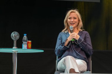 STUTTGART, GERMANY - 29 Haziran 2019: Pom Klementieff (* 1986, Fransız aktris), Comic Con Germany Stuttgart 'taki film endüstrisindeki deneyimleri hakkında konuşuyor.