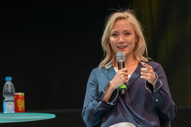 STUTTGART, GERMANY - 29 Haziran 2019: Pom Klementieff (* 1986, Fransız aktris), Comic Con Germany Stuttgart 'taki film endüstrisindeki deneyimleri hakkında konuşuyor.