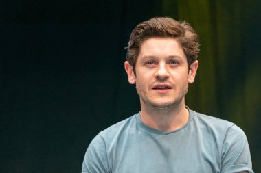 STUTTGART, GERMANY - 29 Haziran 2019: Iwan Rheon (* 1985, Galli aktör, şarkıcı ve müzisyen), Comic Con Almanya Stuttgart 'taki iki günlük hayran toplantısı olan film endüstrisindeki deneyimleri hakkında konuşuyor.
