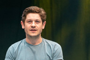 STUTTGART, GERMANY - 29 Haziran 2019: Iwan Rheon (* 1985, Galli aktör, şarkıcı ve müzisyen), Comic Con Almanya Stuttgart 'taki iki günlük hayran toplantısı olan film endüstrisindeki deneyimleri hakkında konuşuyor.