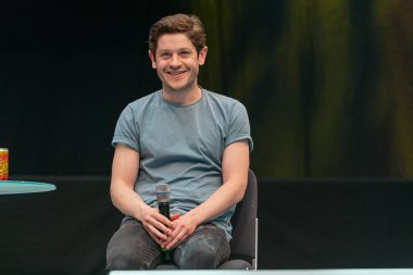 STUTTGART, GERMANY - 29 Haziran 2019: Iwan Rheon (* 1985, Galli aktör, şarkıcı ve müzisyen), Comic Con Almanya Stuttgart 'taki iki günlük hayran toplantısı olan film endüstrisindeki deneyimleri hakkında konuşuyor.