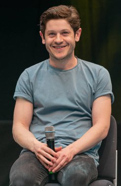 STUTTGART, GERMANY - 29 Haziran 2019: Iwan Rheon (* 1985, Galli aktör, şarkıcı ve müzisyen), Comic Con Almanya Stuttgart 'taki iki günlük hayran toplantısı olan film endüstrisindeki deneyimleri hakkında konuşuyor.