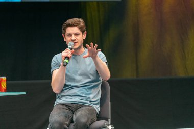 STUTTGART, GERMANY - 29 Haziran 2019: Iwan Rheon (* 1985, Galli aktör, şarkıcı ve müzisyen), Comic Con Almanya Stuttgart 'taki iki günlük hayran toplantısı olan film endüstrisindeki deneyimleri hakkında konuşuyor.