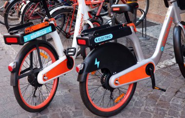 Bolonya İtalya, 13 Ağustos 2022 Halka açık bisiklet. Sürdürülebilir hareketlilik.