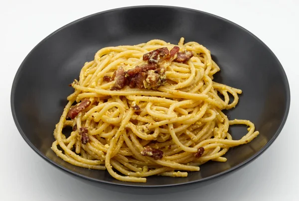 Spaghetti Alla Carbonara Pasta Italia Dalam Piring Hitam Yang Diisolasi — Stok Foto