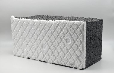 Beyaz zemin üzerinde izole edilmiş kalıplı genişletilmiş polistiren panelleri yalıtılıyor. Enerji verimliliği kavramı.