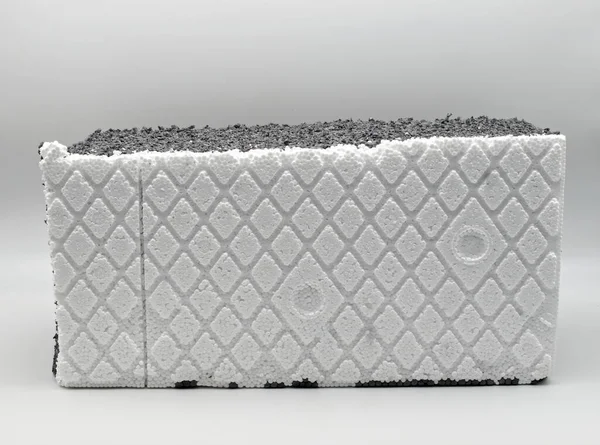 在白色背景上隔离的模塑膨胀聚苯乙烯隔热板 能源效率概念 — 图库照片