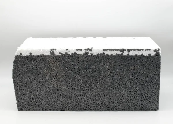 在白色背景上隔离的模塑膨胀聚苯乙烯隔热板 能源效率概念 — 图库照片