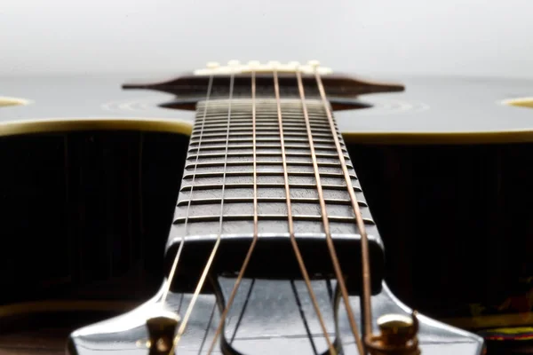 Beyaz Arkaplanda Izole Edilmiş Akustik Siyah Gitar Fretboard Üzerine Odaklan — Stok fotoğraf