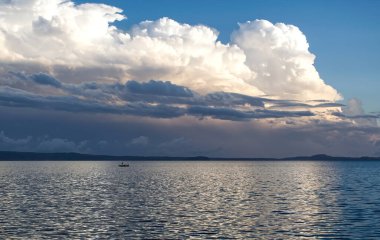 Bolsena Gölü manzarası. Viterbo Bölgesi, Lazio, İtalya.