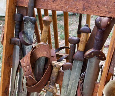 Modena - İtalya - 6 Kasım 2020: Mutina Boica 2022. Roma çağının insanlarının kullanım ve geleneklerinin tarihi yeniden canlandırması: Keltler, Romalılar ve Yunanlılar. Farklı tür kılıçlar.