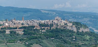 Orvieto 'nun tarihi köyünün manzarası. Muhteşem katedrali Duomo di Orvieto ile ünlüdür. Umbria, İtalya