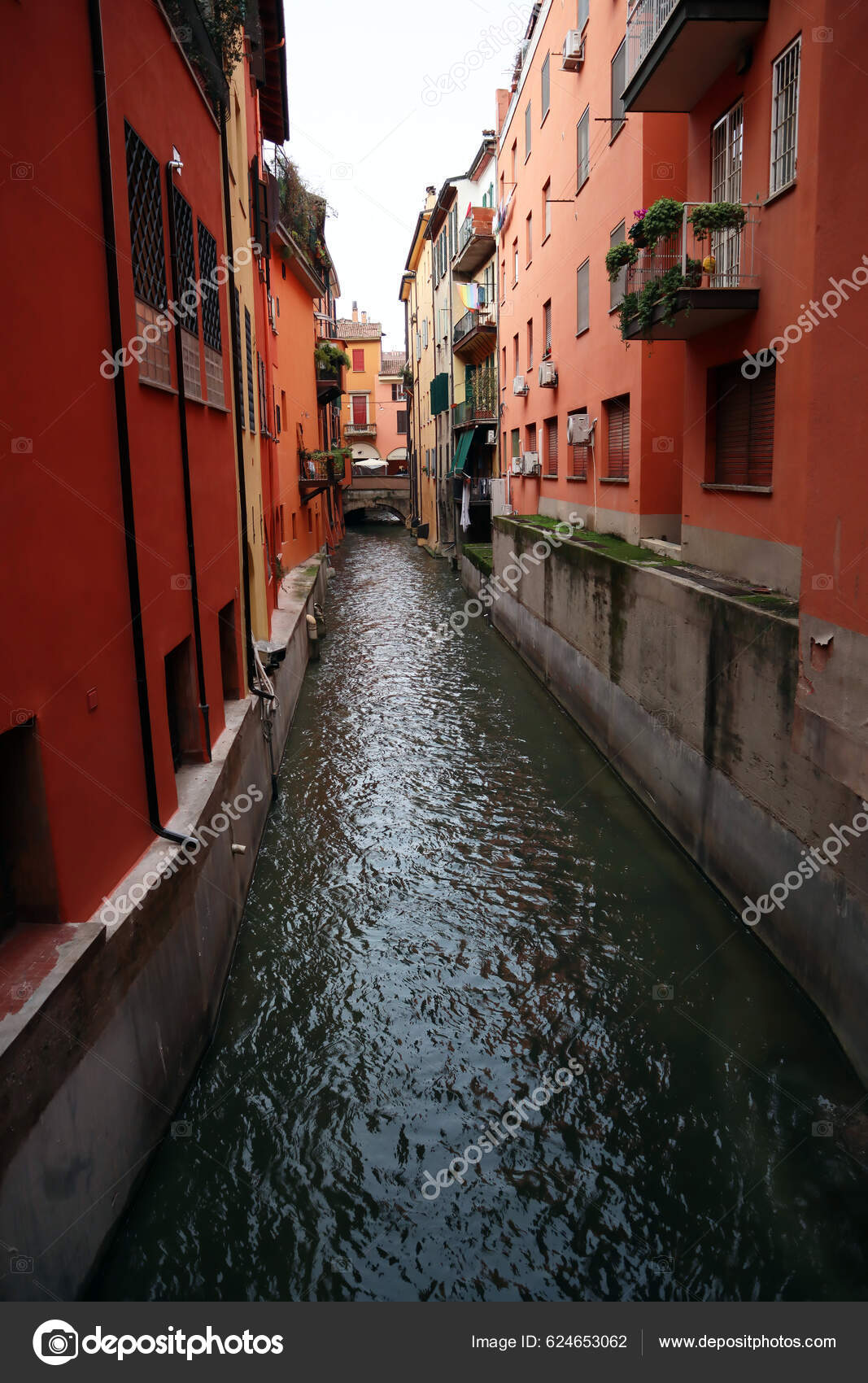 Dificil Espejismo golondrina River in the city of bologna fotos de stock, imágenes de River in the city  of bologna sin royalties | Depositphotos