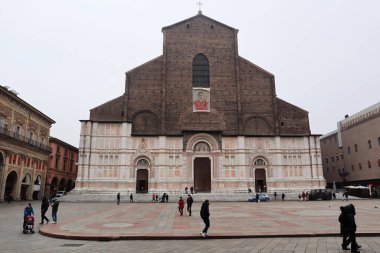 Bologna - İtalya - 30 Aralık 2021: Bologna, İtalya 'da tarihi San Petronio Bazilikası.