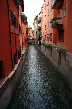 Bologna - İtalya - 30 Aralık 2021: Bologna 'nın tarihi merkezinde Reno nehrinin manzarası. İtalya