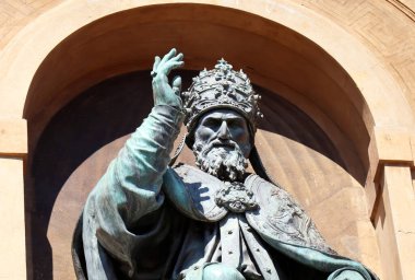 Bologna - İtalya - 13 Ağustos 2022: Bologna belediye binasında Papa XIII. Gregorio 'nun heykeli. İtalya