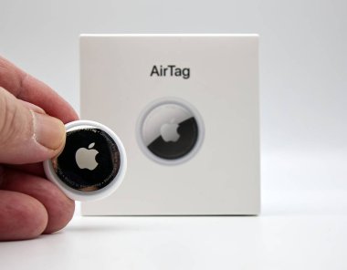 Bologna - İtalya - 22 Kasım 2022: Apple tarafından geliştirilen bir Apple AirTag 'i tutan erkek el.