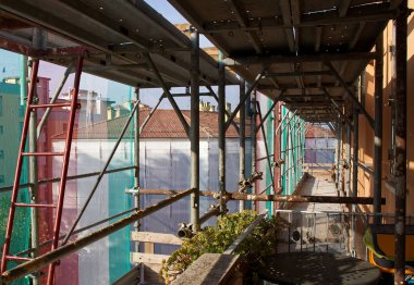 Bologna İtalya 30 Ekim 2022 Dış termal yalıtım için inşaat alanı. Enerji tasarrufu kavramı. Bolonya, İtalya