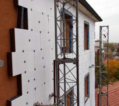 Bologna İtalya 30 Ekim 2022 Dış termal yalıtım için inşaat alanı. Enerji tasarrufu kavramı. Bolonya, İtalya