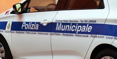 Bologna İtalya 13 Ağustos 2022 İtalyan Polizia Belediyesi arabası Bologna şehir merkezinde devriye geziyor. İtalya