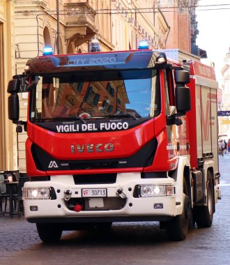 Bologna - İtalya - 13 Ağustos 2022: İtfaiye (Vigili del Fuoco) aracı. Bolonya, İtalya
