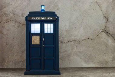 Aydınlatılmış polis kulübesi. Doctor Who 'dan TARDIS