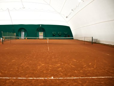 Boş kırmızı kil kapalı tenis kortunun görüntüsü