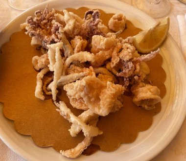 Kızarmış yerel deniz ürünleri. Frittura di pesce mista, Fritto di pesce misto. Riviera Romagnola, İtalya
