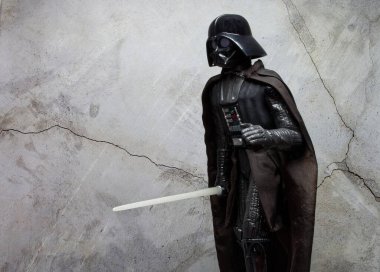 Bolonya - İtalya - 1 Aralık 2022 Darth Vader kostüm kopyası ışın kılıcıyla. Darth Vader, Star Wars efsanesinin bir karakteri..