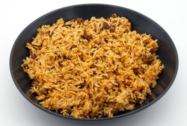 Siyah tabakta bolonez soslu Basmati pilavı..