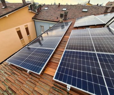 Güneş panelleri modülleri çatıya monte edildi. Güneş enerjisi santrali. Alternatif enerji kavramı. Bolonya, İtalya.