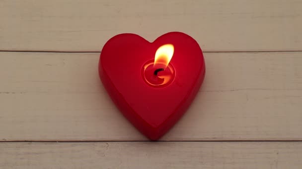 Kırmızı Kalp Şeklinde Mum Mum Işığı Ahşap Arka Planda Izole — Stok video