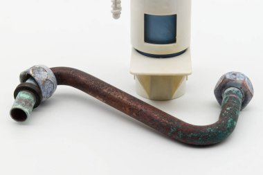 Sudaki kireçlenme yüzünden dikey tuvalet çıkış mekanizması kırılmış. Korozyonlu su borusu. Ev malzemelerinin bozulması, yatış ve kireçlenme kavramı.