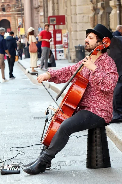 波洛尼亚 意大利 2022年4月16日 街头表演者 在具有历史意义的波洛尼亚商业区演奏大提琴 街头流浪的概念 — 图库照片