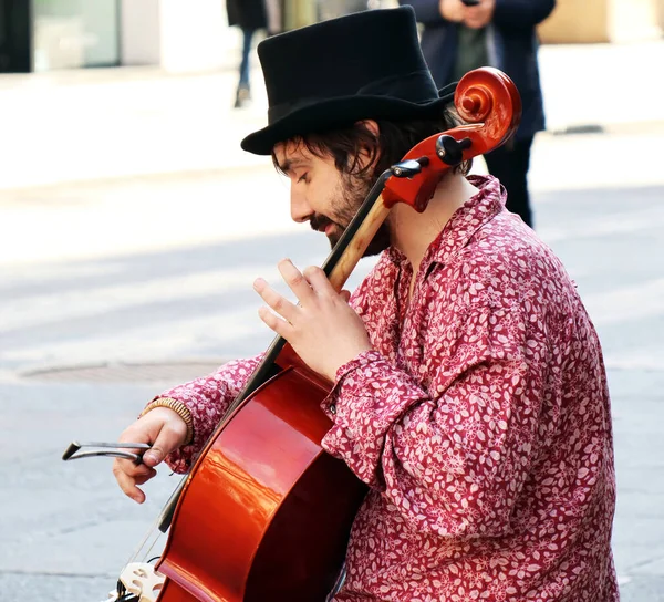 Bologna Italien April 2022 Street Performer Spille Cello Det Historiske - Stock-foto