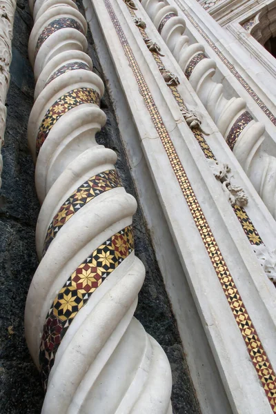 意大利奥尔维托 2022年9月4日 在奥尔维托主教座堂的立面装饰有马赛克的柱子 乌姆布里亚 圣玛莉亚阿斯桑塔大教堂 意大利 — 图库照片