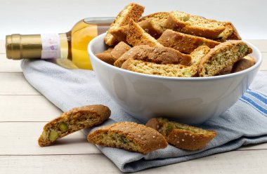 Cantucci d 'Abruzzo şam fıstığı ve ahşap masada limon..
