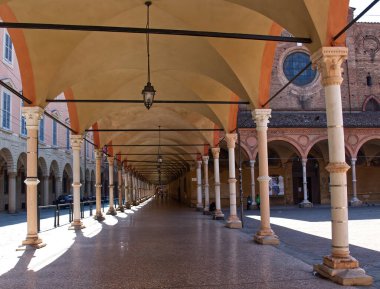 Bologna - İtalya - 2 Haziran 2022: Portico dei servi (oyun salonu), Chiesa dei servi yakınlarında.