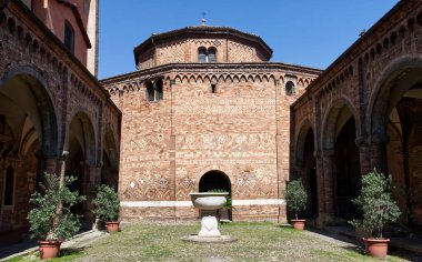 Bologna - İtalya - 2 Haziran 2022: il cortile di Pilato, Pilatus Avlusu, Santo Stefano Bazilikası