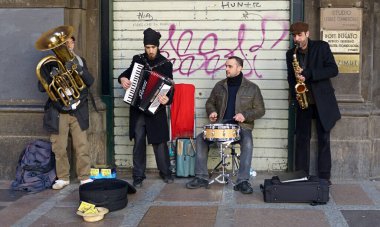 Bologna - İtalya - 16 Nisan 2022: Bologna 'nın tarihi şehir merkezinde müzik yapan sokak müzisyenleri. İtalya