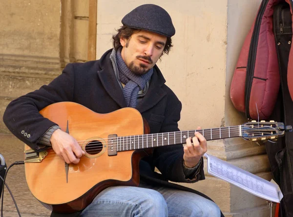 波洛尼亚 意大利 2022年3月16日 街头演奏者演奏吉他 街头流浪的概念 — 图库照片
