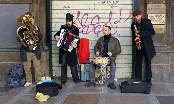 Болонья Италия Апреля 2022 Года Уличные Исполнители Играют Музыку Историческом — стоковое фото