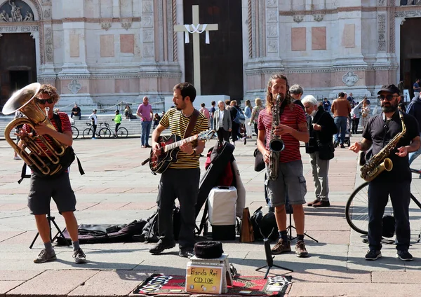 意大利波洛尼亚 2022年4月16日 在具有历史意义的波洛尼亚市中心地区表演音乐的街头表演者 意大利 — 图库照片