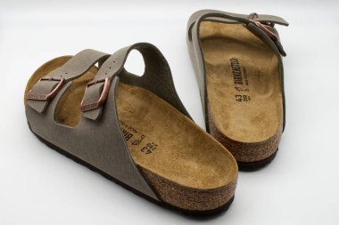 Bologna - İtalya - 2 Nisan 2023: Kahverengi deri Birkenstock mantar sandaletleri, beyaz arka planda izole edilmiş.