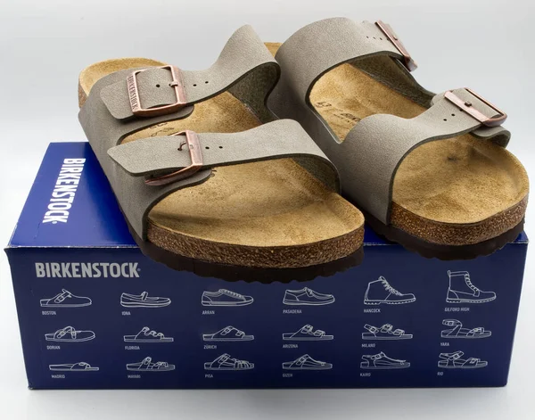 Boloňa Itálie Dubna 2023 Hnědá Kůže Birkenstock Korkové Sandály Izolované — Stock fotografie