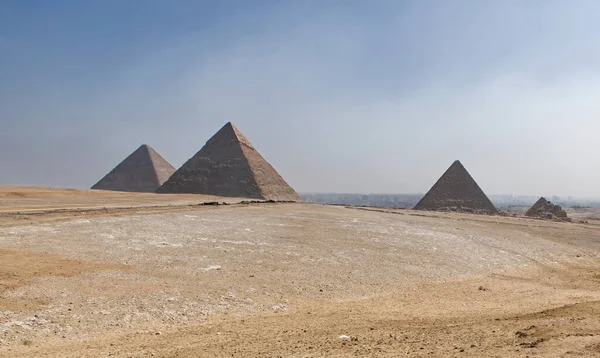 Giza Plateu主要金字塔的景观 胡夫金字塔 Chops Khafre金字塔 Chephren 和Menkaure金字塔 Mycerinus 历史埃及金字塔 — 图库照片