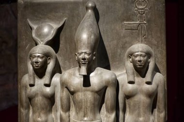 Kahire, Mısır - 18 Mart 2023: Kral Menkaura 'nın heykeli, tanrıça Hathor ve Yarasa. Kahire 'deki Mısır Müzesi.