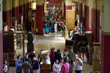 Kahire, Mısır - 18 Mart 2023 Kahire 'deki Mısır Müzesi' nin iç manzarası.