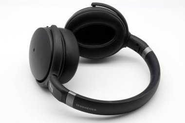 Bologna - İtalya - 14 Nisan 2023: Sennheiser HD 450BT Kablosuz Kulaklıklar beyaz arkaplanda izole edildi.