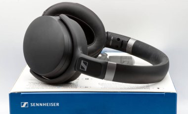 Bologna - İtalya - 14 Nisan 2023: Sennheiser HD 450BT Kablosuz Kulaklıklar beyaz arkaplanda izole edildi.